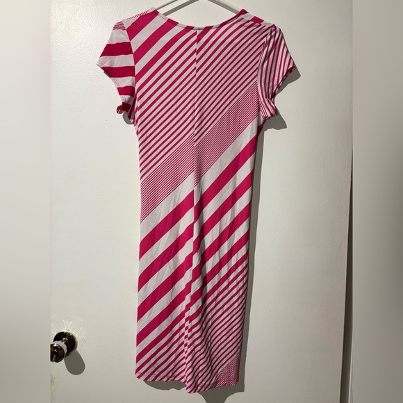 🎉4/30$🎉 Pink and White Ruched Mini Dress V-Neck Short Sleeve🤍 - Picture 3 of 3
